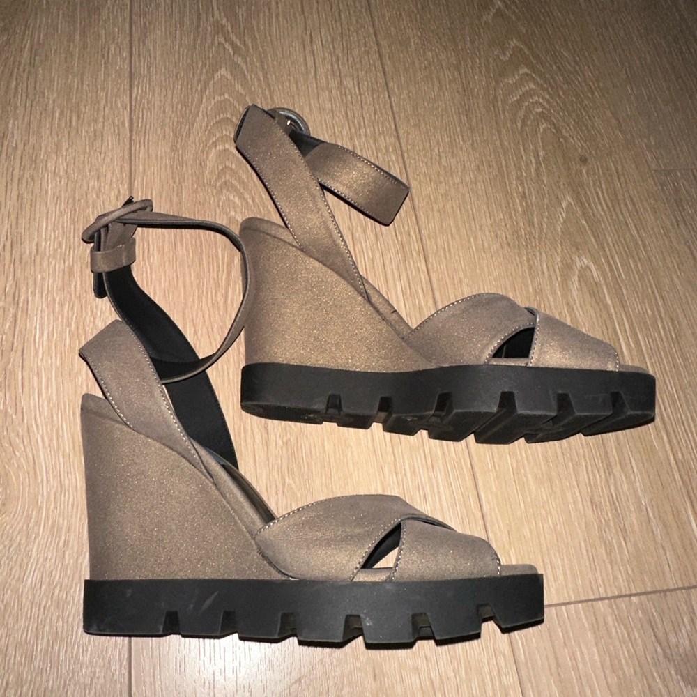 NWT DEE KELLER WEDGES SIZE 39